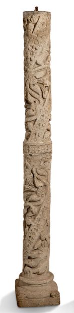 一个圆形的柱子，轴上有丰富的叶子装饰。底座有一个方形的部分。
12世纪末的罗马式风格
高度：148厘米
...