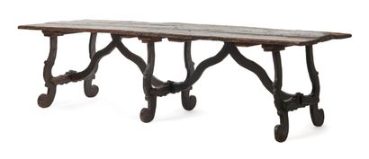 橡木食堂桌，长方形的桌面由一个支架连接的琴形立柱支撑。
意大利北部，17世纪
高度：82.5厘米...