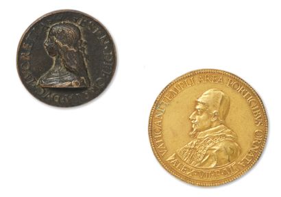 两枚奖章：
- 一枚铜质双面奖章，有棕色的铜锈。正面是卢克蕾齐娅-博尔吉亚（1480-1519）的侧面半身像，周围有铭文：[LUCRETIA.ESTN.DE...
