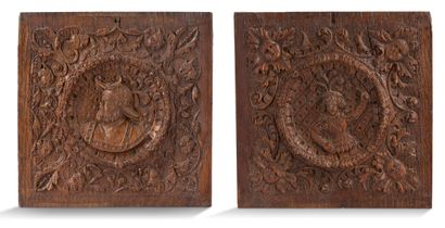 null 一对雕刻的橡木板，装饰有方形背景的奖章，一个是带头盔的人的侧面，另一个是一个年轻人在中间，手里拿着花，周围有树叶花环。
北荷兰，约1530-50
背面有黑色墨水的铭文...