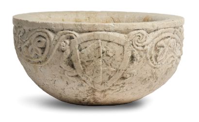 null 一个圆环形的白色大理石碗，上面有一个浮雕的卷轴和纹章的装饰。
意大利，15世纪
高度：18厘米 - 直径：36厘米
 （磨损，缺口）