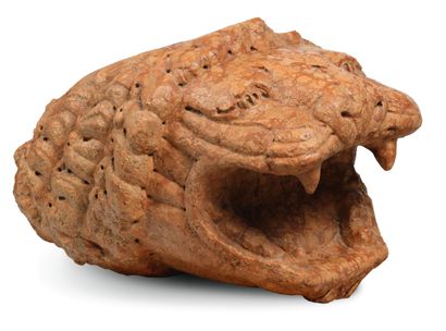 罕见的维罗纳大理石雕刻的狮头，口中有精心绘制的鼻孔，眼睛略微拉长，大张的嘴露出獠牙。
他的头部被波浪状的鬃毛所包围。
意大利北部，12世纪末，13世纪初
古代修复的痕迹：刻有深深的空洞，以接受曾经把狮子头和身体固定在一起的金属榫头。
高：41厘米...