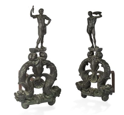null PAIRE DE CHENETS en bronze à patine noire où deux figures à l'antique d'un général...