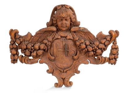 null 白杨木雕刻的圣餐表板，上面有一个切割的皮革图案，上面有一个小天使的头像，上面有基督的字母和水果花环。
锻铁材质的吊钩。
17世纪
高度：56,5 cm...