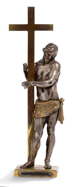 胜利的亡灵基督，银制和铜制錾花镀金。
基督站在那里，略微有点背过身去，用他的手臂围绕着十字架，他的头向右倾斜。四角形的平台，前面有岩石水晶罩。
罗马，17世纪
基督的高度：23厘米
总高度：31厘米
...