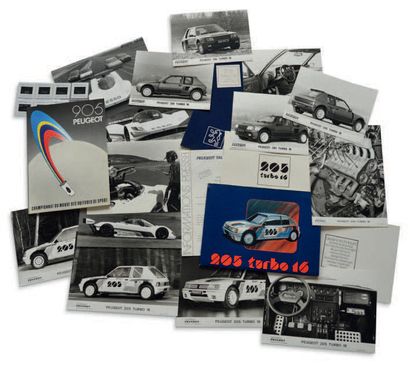 PEUGEOT SPORT 
Lot de 3 dossiers de presse présentant les Peugeot 905 et 205 Turbo...