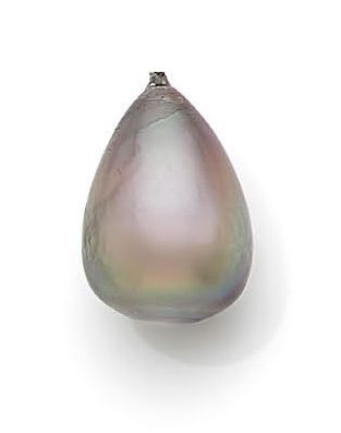 null 
"FINE PEARL

Fine pear-shaped pearl, gray color

Pb. 3.14 gr

Accompanied by...