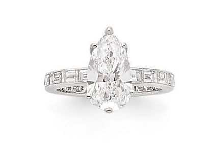 VAN CLEEF & ARPELS 
BAGUE « DIAMANTS »

Diamant forme poire, taille brillant

Diamants...