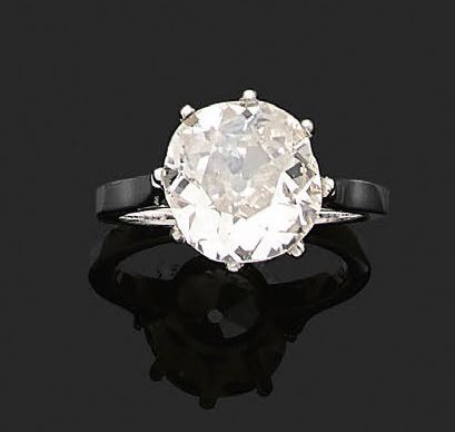 null 
RING " DIAMOND

Old cut cushion diamond

18k (750) white gold

Pb. 4.5 gr

Diamond...