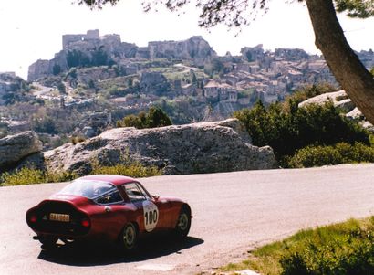 NON VENU - 1964 ALFA ROMEO Giulia TZ 参照第70B地段
法国收藏家的登记
底盘编号：AR750057

请注意，在竞拍此拍品之前，一定要与该部门联系。
请注意，在竞拍此拍品之前，一定要与该部门联系。
1964年由佛罗伦萨的阿尔法-罗密欧经销商以Stradale配置出售新车，并在比萨首次注册。
第二年，Autodelta公司准备了双点火汽缸盖和勒芒型发动机，参加了几个欧洲锦标赛的爬坡赛。
几年后，0057在罗马的意大利绅士司机Vittorio...