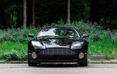 2005 Aston Martin V12 VANQUISH 法国注册
底盘编号501470
发动机n° 01566

新车在加州售出，在2005年至2014年期间，它有三个连续的主人。现任车主于2017年进口到法国，行驶了35,000公里。
销售当天的里程数略多于44,000公里，出售时附有用户手册和维修手册，盖有2004、2006、2008、2010、2017年的印章。
伴随着几张维修发票，其中最近的一张可以追溯到2022年7月在巴黎阿斯顿-马丁公司。
LDO赛车（2021-2017年）和Scuderia汽车的零件超过12000欧元。
466马力的V12大气压发动机与机械化拨片式变速箱相配合
机械状况令人满意，车身总体状况良好，内部没有特别的磨损痕迹。
凭借其466马力的V12发动机和伊恩-卡勒姆令人叹为观止的设计，它是一个正在形成的收藏品，只生产了1,492辆，比它当时的伟大对手法拉利550...
