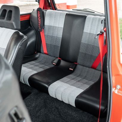 1984 AUTOBIANCHI A112 Abarth 补遗:特别是在发动机引擎盖水槽上要报告腐蚀的痕迹。
出售的车辆不含CT。

法国收藏家的登记
底盘编号：ZAA112B0001512354
来自一个非常高质量的法国收藏品

里程表上有27,000公里，可能是原装的；重新喷漆的车，质量接近完美
状况非常好，工作状态非常好
在我们的道路上罕见的意大利炸弹，运动但谨慎的外观，在其时代之前的GTI!
真正的Abarth：非常令人愉快的运动气质，70马力，700公斤！。
如果你梦想着有一辆完美的A112...