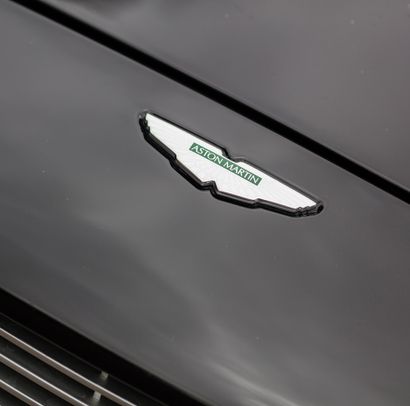 2005 Aston Martin V12 VANQUISH 法国注册
底盘编号501470
发动机n° 01566

新车在加州售出，在2005年至2014年期间，它有三个连续的主人。现任车主于2017年进口到法国，行驶了35,000公里。
销售当天的里程数略多于44,000公里，出售时附有用户手册和维修手册，盖有2004、2006、2008、2010、2017年的印章。
伴随着几张维修发票，其中最近的一张可以追溯到2022年7月在巴黎阿斯顿-马丁公司。
LDO赛车（2021-2017年）和Scuderia汽车的零件超过12000欧元。
466马力的V12大气压发动机与机械化拨片式变速箱相配合
机械状况令人满意，车身总体状况良好，内部没有特别的磨损痕迹。
凭借其466马力的V12发动机和伊恩-卡勒姆令人叹为观止的设计，它是一个正在形成的收藏品，只生产了1,492辆，比它当时的伟大对手法拉利550...