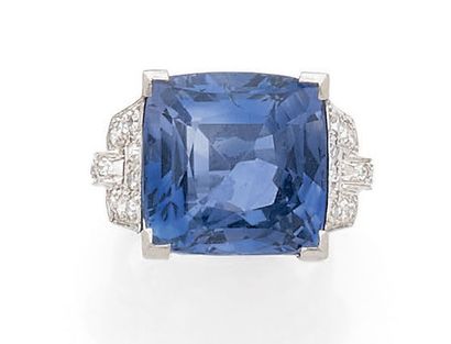 null 铃声 "SAPHIR
方形蓝宝石，8-8颗钻石
铂金 (950)
法国作品
Td。: 47.5 - Pb.9.7克
附带一份CGL证书，说明：:
估计...