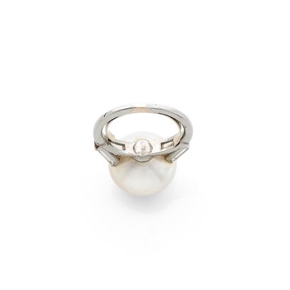 null FINE PEARL RING
Fine pearl button, baguette diamonds
Platinum (950)
Td. : 51...