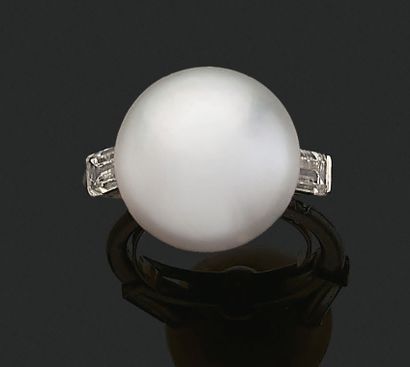 null BAGUE «PERLE FINE»
Perle fine bouton, diamants baguettes
Platine (950)
Td. :...