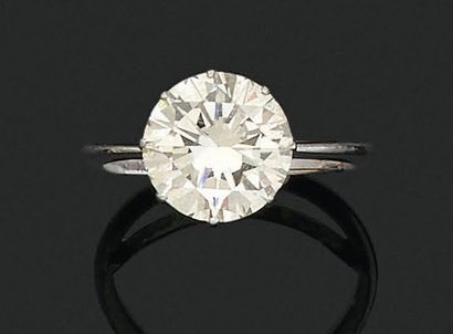 null BAGUE «SOLITAIRE»
Diamant rond taille brillant
Or 18k (750)
Td. : 55.5 - Pb....