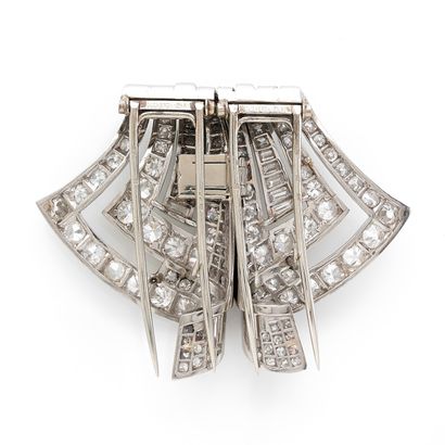 BOUCHERON Broche «double clips ruban»
Diamants baguettes et taille ancienne
Platine...