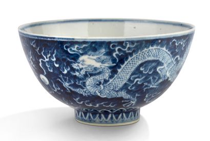 CHINE QING DYNASTY, 19th CENTURY
Blue-white porcelain bowl, decorated with dragons...
