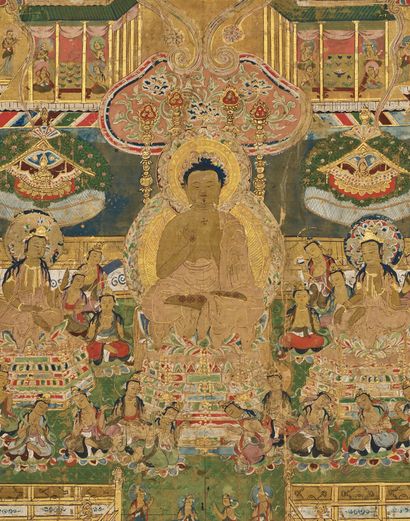 JAPON 重量级彩画，镶金帛画，呈现阿弥陀佛居住的西方极乐世界。阿弥陀佛坐于莲花上，作沉思状，两侧环绕观音菩萨和势至菩萨和其他菩萨。侧面和底部有装饰图案，呈现好几个与佛教相关的场景。
日本
江户时代（1603年-1868年）
重量级大尊横幅绘画，水墨，金底彩色帛画，呈现阿弥陀佛和其他菩萨坐着沉思，众多其他人物在树木繁茂的楼宇舍利塔旁，周围被二级场景包围，即神明和教徒在画布的三侧，午夜蓝色为底，金字说明，边缘以叶漩涡饰和莲花为饰，棕色底面，底部有长篇书法。已装配卷轴。
尺寸为220...