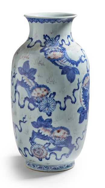 CHINE FIN DE LA DYNASTIE QING
Grand vase lanterne en porcelaine bleu-blanc et rouge...