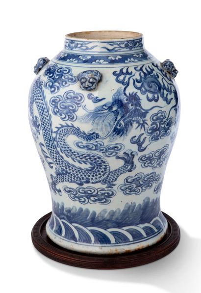 CHINE DU SUD QING DYNASTY, 19th CENTURY
Blue-white porcelain baluster jar, decorated...