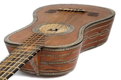 null 一把TRIANON吉他 被称为 "en bâteau "的罕见吉他，果木琴身装饰有象牙和乌木细丝，桌子是美丽的紧密纹理的云杉木，巴黎开心果和一个非凡的镂空象牙花环，代表两只鸽子在爱神殿上相拥。
巴黎，雅克-菲利普-米开罗（1734...