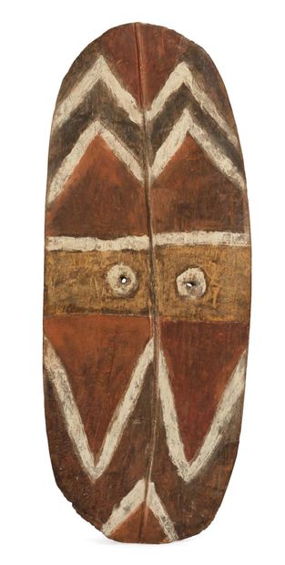 门迪人，巴布亚新几内亚 椭圆形盾牌，正面有雪佛龙装饰
红色、黑色和白色多色木头彩绘
南部高地风格区
高度：116厘米
出处
-...