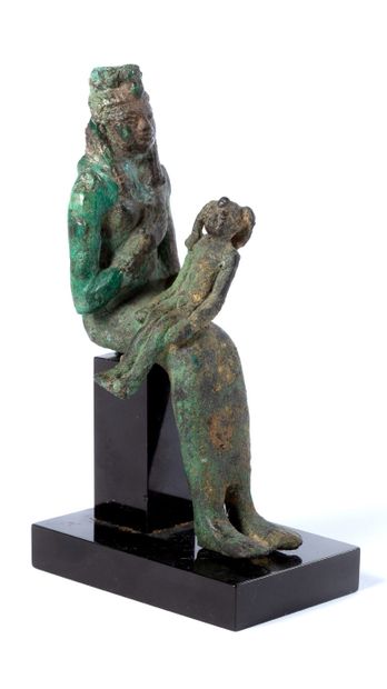 null 在LACTANS的青铜器中，伊希斯的代表是一个大假发，上面有一个皇冠（消失了）。
她正抱着她的左胸。荷鲁斯作为一个孩子（Harpocrates），双臂放在身旁，正坐在他的腿上。有镀金的痕迹。
埃及，晚期，公元前664-332年
高度：15厘米
...