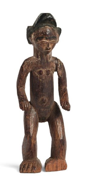 罕见的小型木雕雕像，一个带着传统头饰的年轻裸体女人。抛光的木材。
加蓬，普努，1...