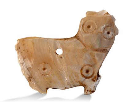 AMULETTE部分雕刻和穿孔的贝壳碎片的变型。
可能是埃及，科普特语。
高：3.1厘米...