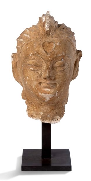 null BODHISATTVA HEAD in stucco with brown patina, the urna in the shape of a heart.
Greco-Buddhist...
