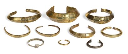 黄铜、锻铁、雕刻和刻字金属的十方珠宝。
方，加蓬，19世纪。
各种尺寸。
(磨损，铜锈)
来源...