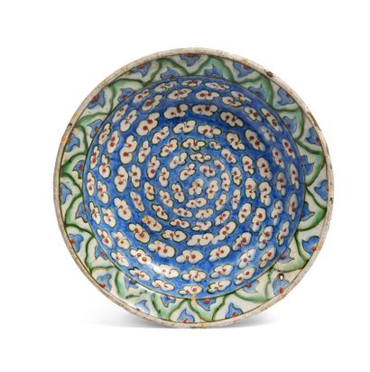 null [IZNIK]
一个罕见的小Tabak盘子，上面有白色和红色的中国云彩的çintamani装饰，背景是美丽的钴蓝色的硅质陶瓷。边框上镶嵌着蓝色、红色和绿色。
反面有挂孔，边框上有一个。
Iznik，16世纪，可能在1550年左右。
直径：24.1厘米
...