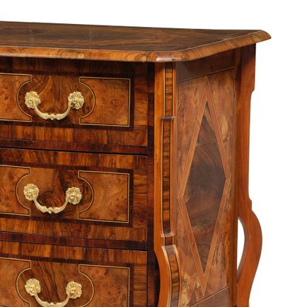 null COMMODE MAZARINE en placage géométrique de bois exotique et ronce de noyer,...