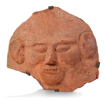 null FRAGMENT DE SARCOPHAGE DIT «SABOT»
Masque en terre cuite rouge.
Égypte antique,...
