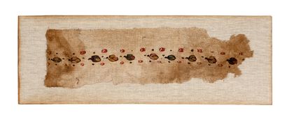 [TEXTILE]
饰有多色植物的外衣碎片，上面有红色格子点缀。
亚麻帆布上的羊毛挂毯。
埃及，科普特艺术，7世纪。
尺寸：66...