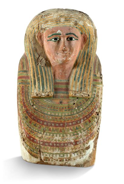 大型红柏木石棺罐MASK，上身绘有戴着尼玛的女性肖像和一个大的ousekhpectoral项链。
白色陶器的眼睛、眉毛和铜合金的眼睛轮廓。
古埃及，第二十三王朝（公元前945-715年）
高度：89厘米...