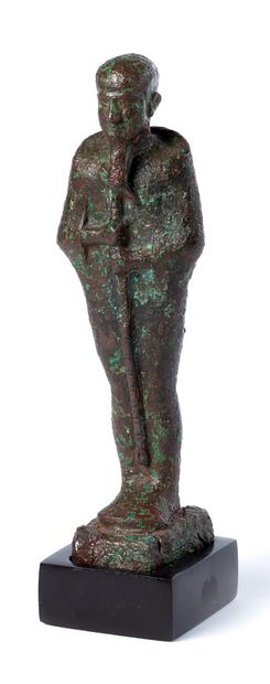 null 普塔神，青铜铸造，带有氧化和铜绿石光泽，代表普塔神站在那里，身体被套在木乃伊服装里，抬起肩膀。他拿着一根长长的复合权杖，结合了Djed柱子、Ankh十字架和Uas。他的脸是圆的，装饰着笔直的假胡子，他的头被包裹在头盖里，没有遮住耳朵。
古埃及，晚期，公元前664-332年
高度：15厘米
...