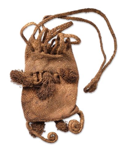 用植物编织而成的小贝斯。
方，加蓬，20世纪初。
长度：60厘米
(一般状况良好...