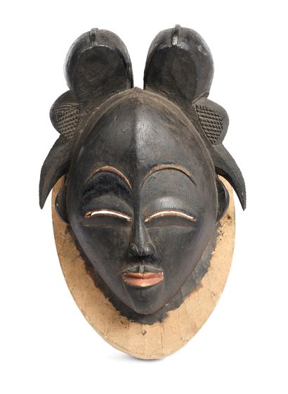 null BEAU MASQUE «MUKUYI» en bois sculpté et peint polychrome, le visage aux traits...