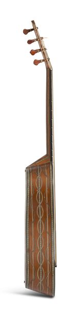 null 一把TRIANON吉他 被称为 "en bâteau "的罕见吉他，果木琴身装饰有象牙和乌木细丝，桌子是美丽的紧密纹理的云杉木，巴黎开心果和一个非凡的镂空象牙花环，代表两只鸽子在爱神殿上相拥。
巴黎，雅克-菲利普-米开罗（1734...