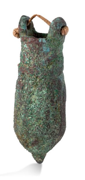 青铜SITULE，以低浮雕方式装饰（难以辨认）。
古埃及（晚期？）
高度：8.4厘米
...