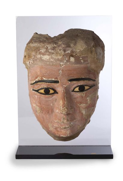 null 大型SARCOPHAGUS面具，木雕，多色粉刷带，面部有头发，眼睛和眉毛，镶嵌着黑色的卡尔塔树脂和鸵鸟蛋壳的眼白。
古埃及，晚期，第二十六王朝（公元前664年至525年）
高度：39厘米...