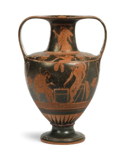 
NICOSTHENIAN AMPHORA，黑色釉面陶器把手，红色人物，身体一侧是阿基里斯和阿贾克斯在玩骰子，脖子上是波塞冬，另一侧是雅典娜给珀尔修斯的武器。



几个名字的铭文。



希腊，可能是公元前5世纪。J.-C.



高度：38厘米...