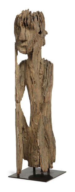null JORAI PEOPLE, HIGH PLATEOUS REGION, VIETNAM 罕见的拟人葬像，被称为 "思想者 "的祖先蹲在地上，手肘放在膝盖上，双手托着脸颊，以沉思的姿态支撑着脸。
雕刻的腐蚀硬木。
19世纪。
高度：94厘米
...