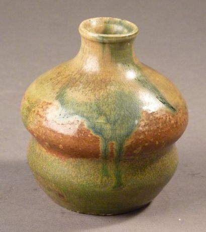 EUGENE LION (1867-1945) Petit vase à panse bilobée et col droit légèrement évasé...