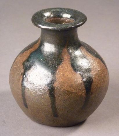 PIERRE PACTON (1856-1938) Petit vase de forme boule à col droit évasé en grès brun...