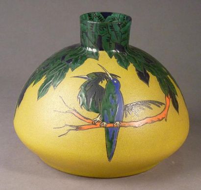 LEUNE Vase en verre soufflé moulé granité à corps pansu et haut col droit à décor...