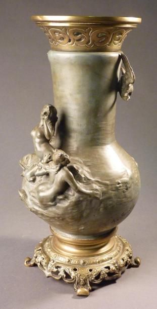 Alfred FORETAY (1861-1944) Vase balustre en étain figurant des naîades en relief...
